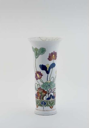Stangenvase mit Lotosdekor ("famille verte")