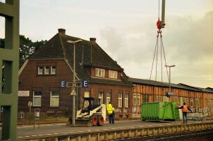 Bahnhof: Bahngleis 6/7: Abtransport von Schutt