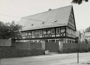 Medingen, Wohnhaus (altes Pfarrhaus) : Medingen (Kreis Kamenz), Wohnhaus (altes Pfarrhaus), Hauptstraße 12, um 1650, Straßenansicht mit Einfriedung