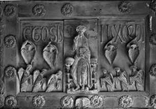 Bronzetür des Westportals — Rechter Flügel, oberes Querfeld: thronender Christus zwischen Cherubim