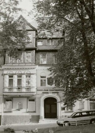 Oberwiesenthal. Wohnhaus, Am Markt 15 : Oberwiesenthal (Kreis Annaberg). Wohnhaus ("Haus zum Stadtwappen"), Am Markt 15. Straßenfront