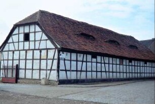 großes Wirtschaftsgebäude des ehemaligen Gutes