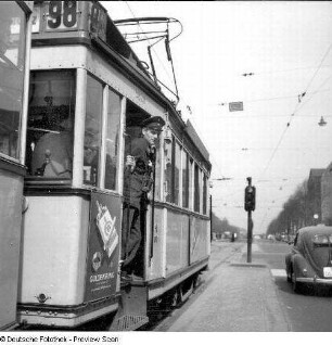 Berlin. Straßenbahn der Linie 98, an einer Ampel haltend. Ansicht des Triebwagens 5828 mit Schaffner von rechts hinten