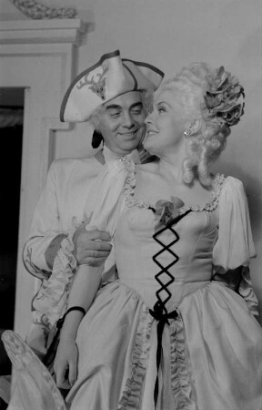 Szenenbilder aus der Operette "Die Dubarry" von Karl Millöcker und Theo Mackeben am Metropol-Theater Berlin