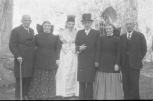 Sorbische katholische Hochzeit in Radibor. Das Brautpaar mit Eltern. : Serbski katolski kwas w Radworju. Kwasny por z staršimaj.