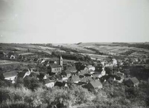 Rothenburg, Ortsansicht : Rothenburg (Saale). Ortskern mit Dorfkirche. Blick nach Südwesten