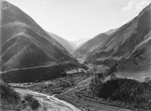 Flusslandschaft : Flusslandschaft in einem Tal