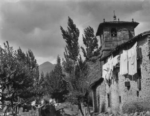 Kirche in Mansilla mit Pico de Cunillas : Die Kirche in Mansilla. Im Hintergrund der Pico de Cunillas