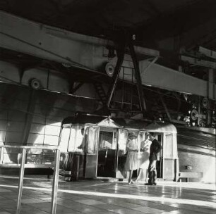 "Grace Line trip", Modeaufnahme, Modelle Ana Bjoerck und Gunilla Riva (Mademoiselle)
