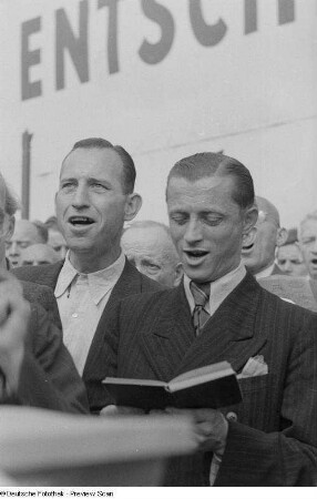 Singende Teilnehmer auf der "Opfer des Faschismus - Friedenskundgebung"