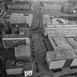 Karl-Marx-Platz (Augustusplatz) in Leipzig : Blick aus der Grimmaischen Straße Richtung Osten in den Grimmaischen Steinweg