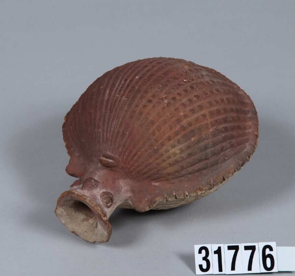 Vessel in the shape of a Spondylus shell with face