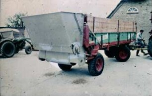 Umgebauter Mistreuer zum zweiseitigen Futterverteilwagen
