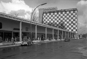 Berlin: Hiltonhotel; Außenfassade mit Kolonnaden