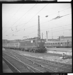 Stuttgart Hbf. Gleis 12 Lok 110 251 Bnb-Wagen