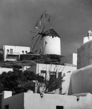 Mykonos. Stadtteilansicht mit Windmühle mit Segelrad