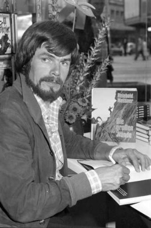 Autogrammstunde des Alpinisten Reinhold Messner im Rahmen eines Vortrags beim Deutschen Alpenverein Sektion Karlsruhe