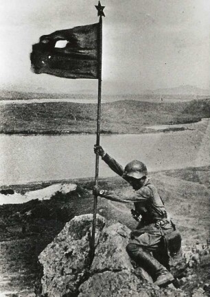 Hissen des sowjetischen Banners nach der Zerschlagung der Japanischen Aggression am Chassan-See (MVR)