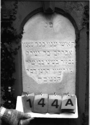 Grabstein 144 (Index: 100100268) Maße HxBxT: 158x68x39 cm Symbolik: Verzierungen: Grabstein 144A