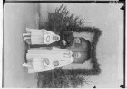 Primizfeier Ruf-Eisele in Sigmaringendorf 1936; Neupriester und Primizbräutchen vor geschmücktem Hauseingang