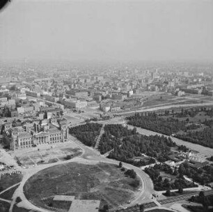 Luftaufnahme, Blick von Nord-Westen auf das Reichstagsgebäude Richtung Brandenburger Tor. Berlin-Tiergarten, Platz der Republik