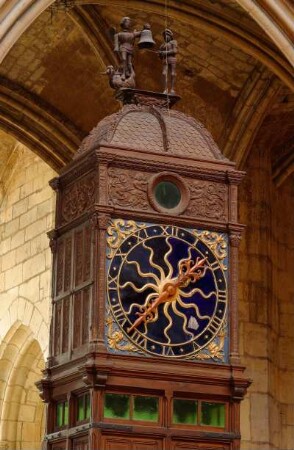 Frankreich. Bourgogne. Nievre. Nevers. Kathedrale Saint Cyr et Sainte Juliette. Innen. Alte Uhr