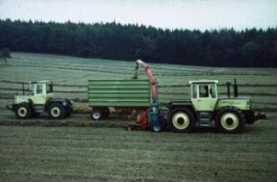 Fotografie: Ernteverfahren, Grassilage, Parallelverfahren, Feldhäcksler angebaut, Scheibenradfeldhäcksler, Rückfahreinrichtung