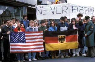 Pro-amerikanische Demonstranten während des Besuchs von US-Präsident Ronald Reagan in Bitburg
