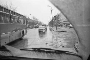 Weliki Nowgorod, Russland, 03.1992. Straßneszen aus einem fahrenden Auto heraus. Tiefe Pfützen, Schlaglöcher in der Fahrbahn