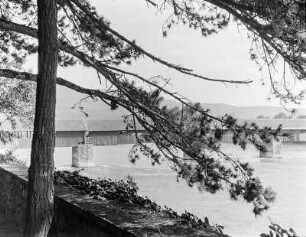 Säckingen, Holzbrücke : Säckingen (ab 1978 Bad Säckingen). Blick zur Holzbrücke