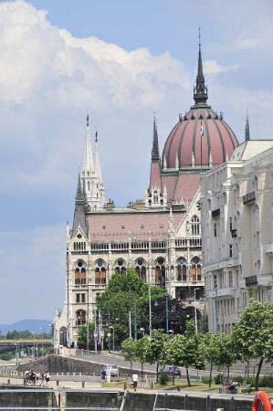 Budapest - Parlamentsgebäude : Das historische Parlamentsgebäude steht am Donauufer. Aufgenommen in der City von Budapest am 13. Juni 2011