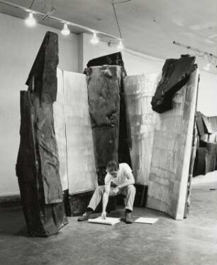 Der Bildhauer Roger Molomey in seinem Atelier