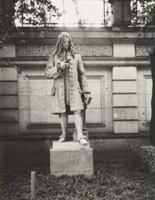 Leibniz, Gottfried Wilhelm von : Statue Gottfried Wilhelm von Leibniz vor der Fassade der Universiätsbibliothek (Sandstein, um 1890). Leipzig, vor der Universitätsbibliothek (Kriegsverlust)