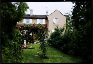 Meersburg: Drostehaus, Gartenseite mit Rosen