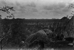 Granitfelsen : Blick auf verschiedene Granitfelsen. Dazwischen Baum- und Buschvegetation.