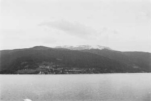 Reisefotos Norwegen. Sognefjord. Blick von einem Passagierschiff zum Ufer