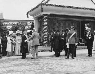 Dresden. Einweihung der Friedrich-August-Brücke am 30.08.1910. Honoratioren vor dem Königlichen Pavillon