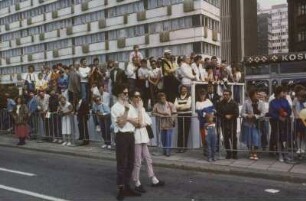 DDR. Berlin-Mitte, Karl-Marx-Allee. Zuschauer am Straßenrand zum Maifeiertag