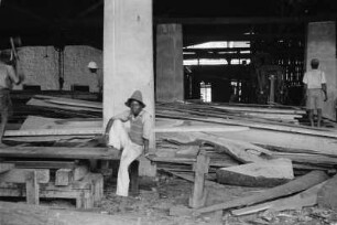 Sägewerk : Männer arbeiten in einem Sägewerk.