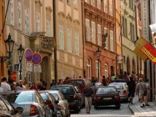 die schmaler Neruda-Gasse führt zur Prager Burg