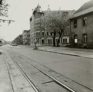 Cottbus, Berliner Straße 54. Wohnhaus (um 1910). Straßenansicht von Westen mit Straßenbahntrasse