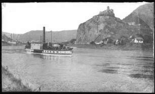 Aussig. Burgruine Schreckenstein an der Elbe mit Personen-Seitenraddampfer "Prinz Georg"
