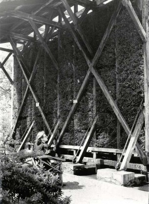 Sieben Meter hohe Wände (Gradierwerk) in denen die Sole verdunstet