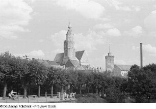 Blick von der Schillerpromenade (Nordwest) auf die Hauptkirche Sankt Marien und den Roten Turm