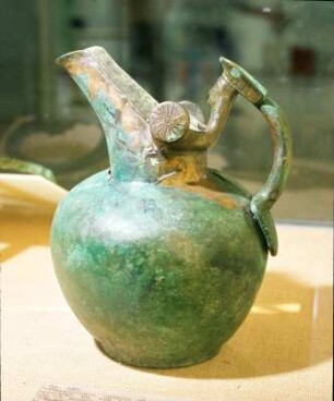 Ioannina. Archäologisches Museum. Bronzekanne, Anfang 5. Jh. v. Chr. Aus Grab in Votonosi Metsovu bei Ioannina