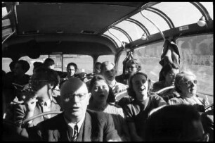 Fernpass: Gruppe im Autobus am Fernpass