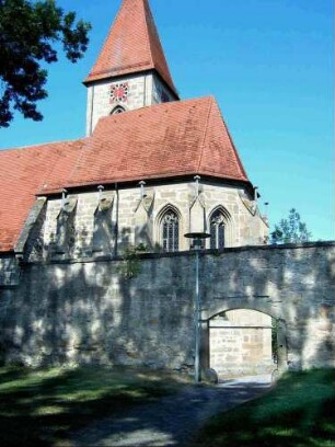 Rieden-Ansicht von Süden mit Kirche (Gotischer Hochchor 15 Jh) über Kirchhofmauer mit erhaltenen Schießscharten in der Steinbrüstung des Wehrgangs (rückwärtiger Laufgang und Dach im 18 Jh abgetragen)