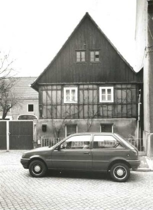 Radeburg, August-Bebel-Straße 8. Gehöft (1701/1800 begonnen, 1801/1900 Scheune). Wohnstallhaus