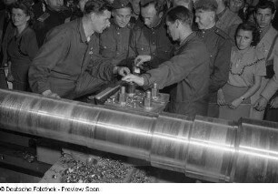 Besucher bei der Vorführung einer tschechoslowakischen Werkzeugmaschine, Technische Messe 1953