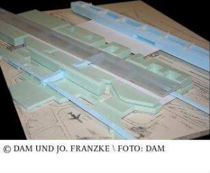 Flughafen Frankfurt Terminal, (Workshop) - Modell des Gesamtgebäudes mit Umgebung